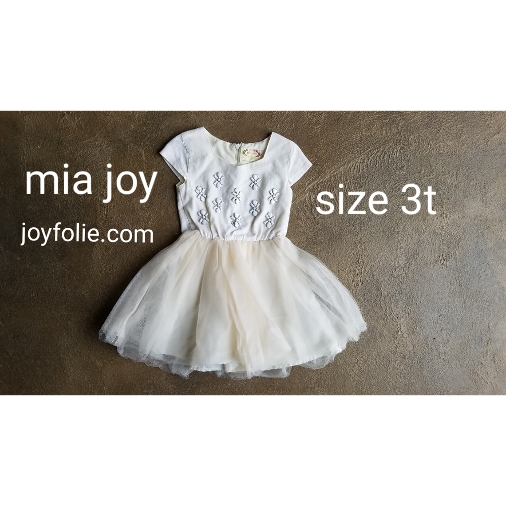 Beautiful cream white dress. Girls 3t. Joyfolie.